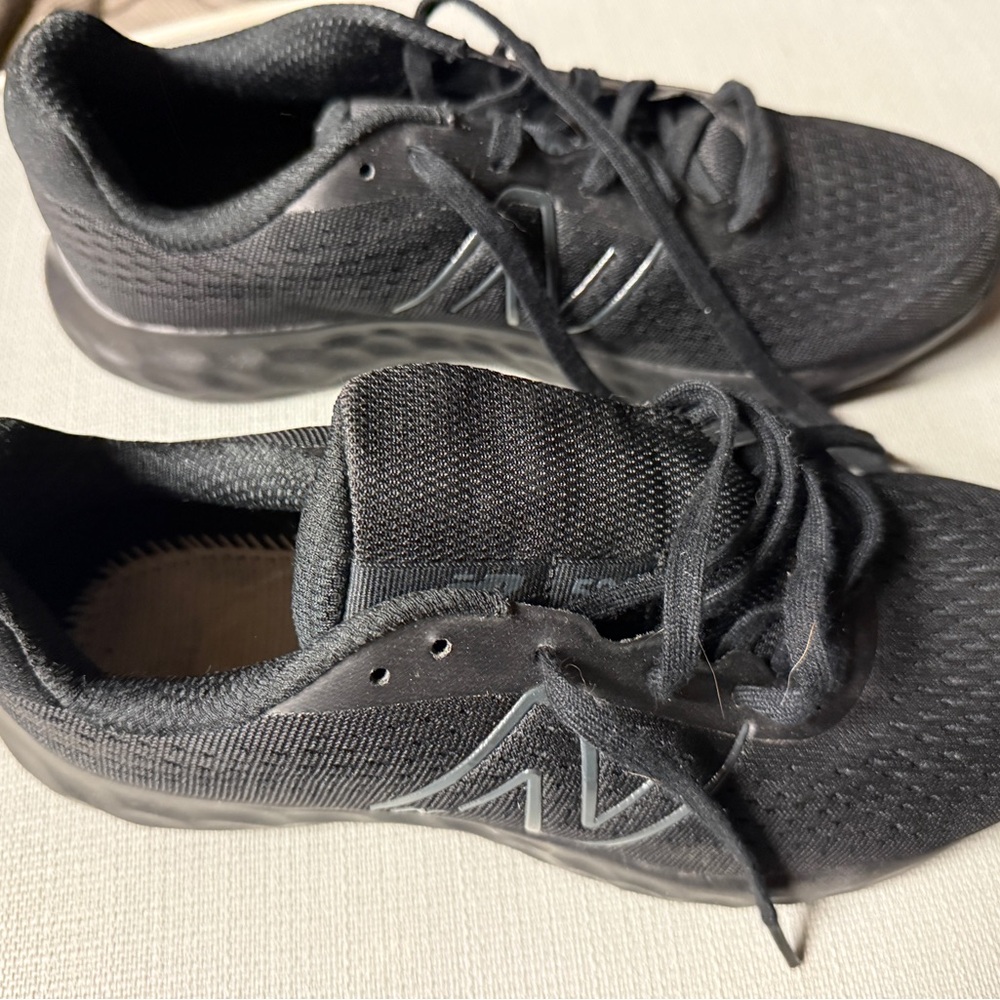 New Balance 520v8 Black Silver womans size 9 4E Sneaker Running Shoes M520LA8